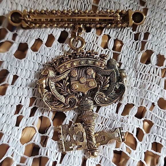 Vintage Gold Brooch with Bar & Intricate Key Design - Picture 1 of 5